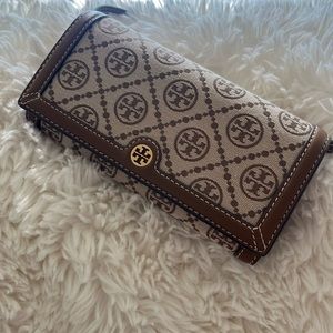 New Tory Burch cross body, used 2-3 times in perfect condition.